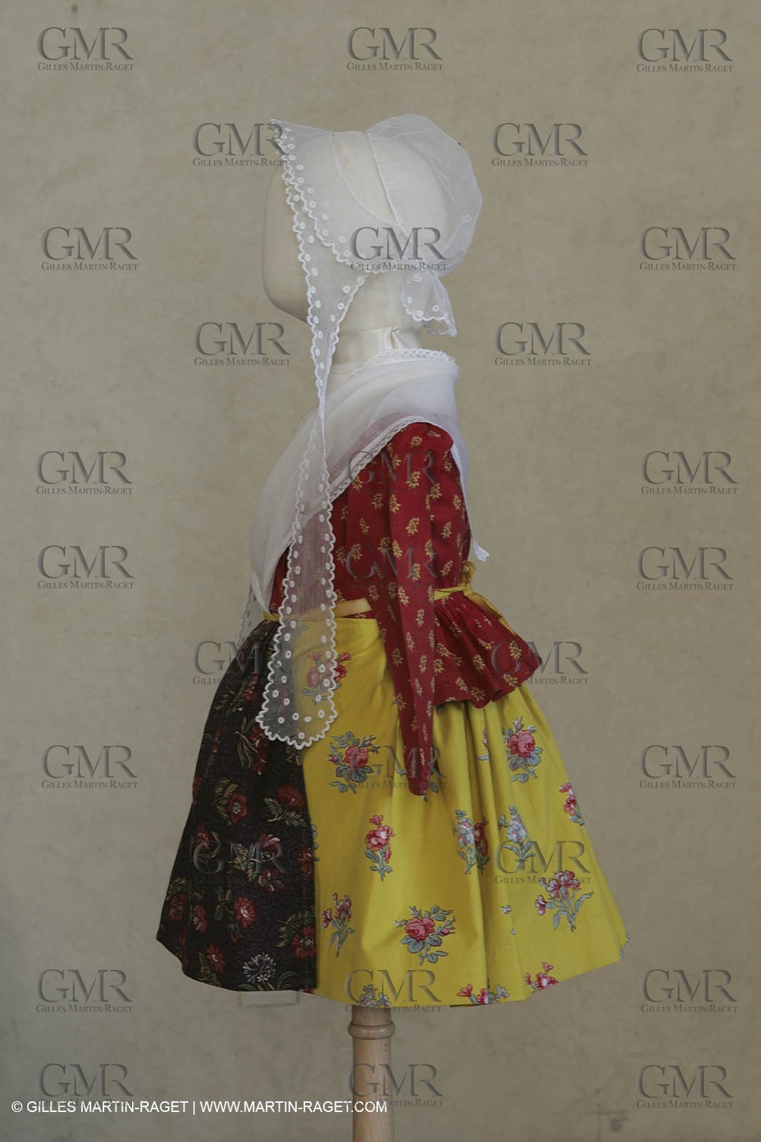 May 2004 - La Tour d'Aigues (FRA, 84) - Old costumes for women of the South exhibition