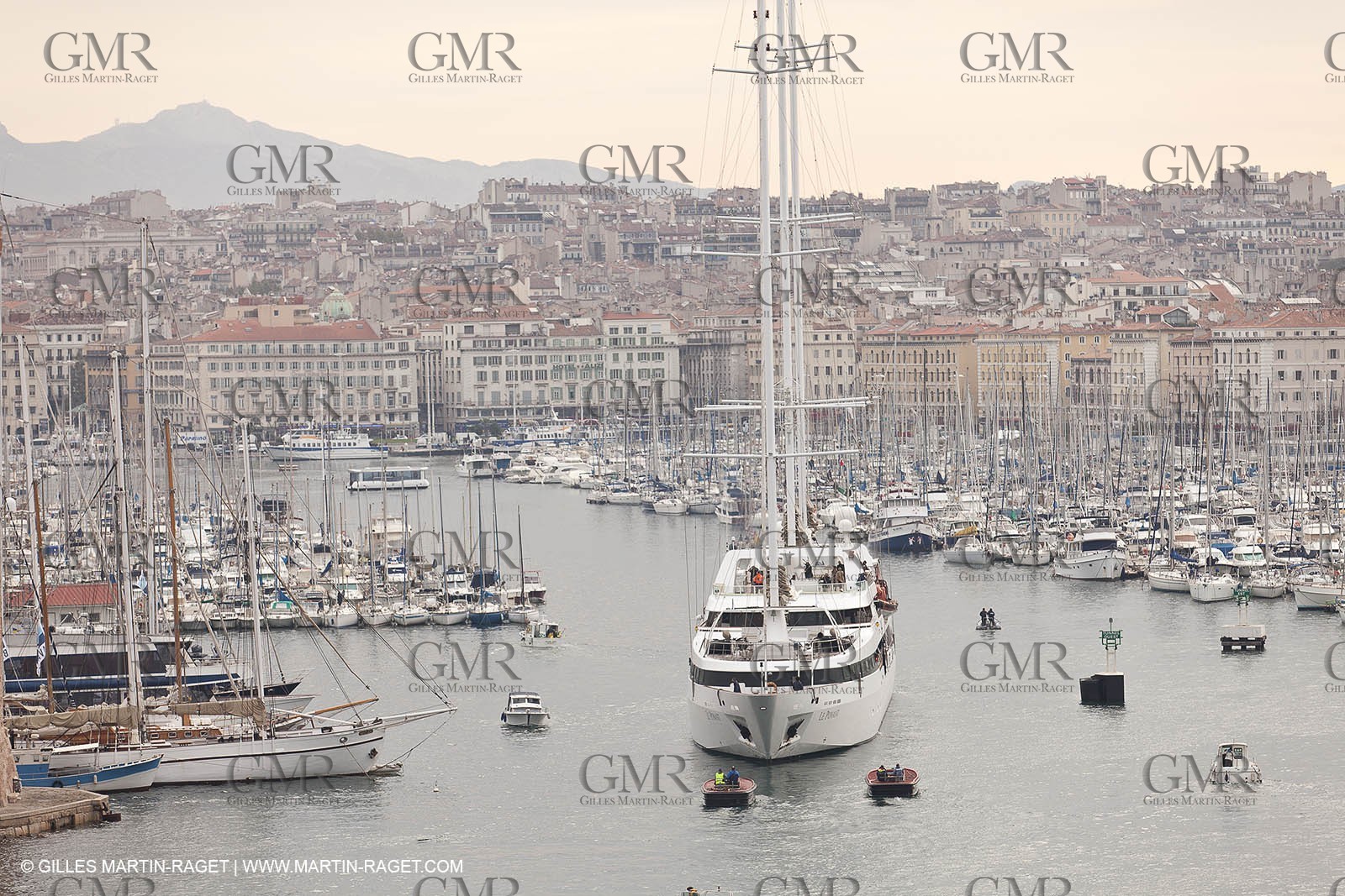 23 10 2010 - Marseille (FRA,13) - Le Ponant - Arrival in Marseille and entrance in the historical port