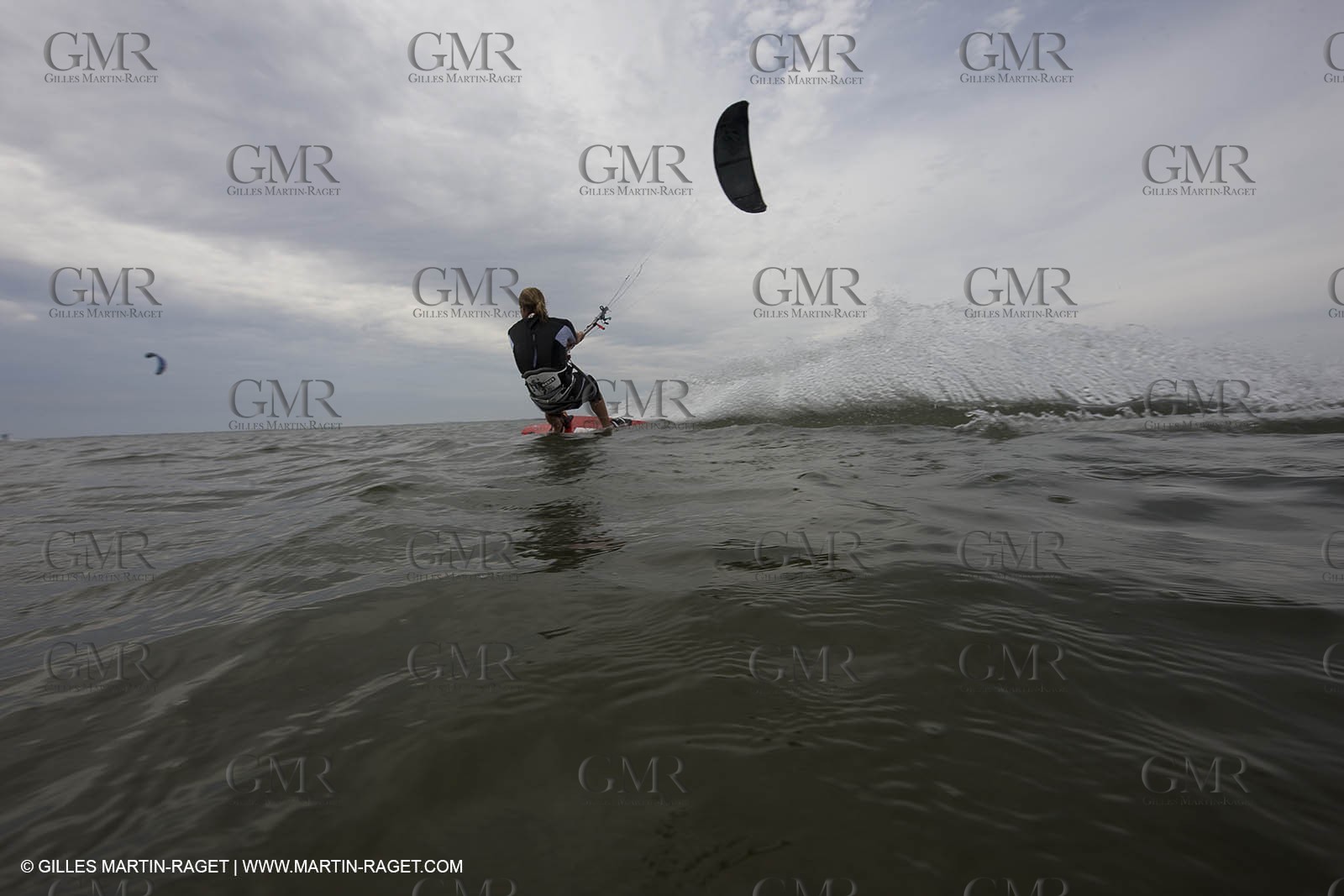 08 05 2008 - Port Saint Louis du Rhône (FRA, 13) - kite surfer Alexandre Caizergues training