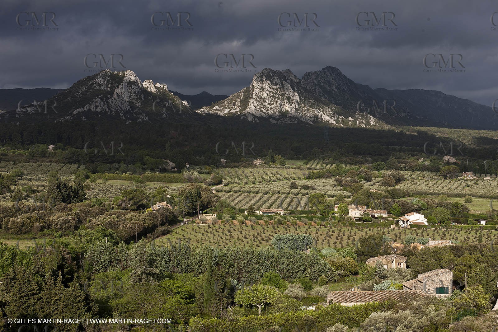 29 04 2012 - Eygalières (FRA, 13) - Chaîne des Alpilles vers Eygalières