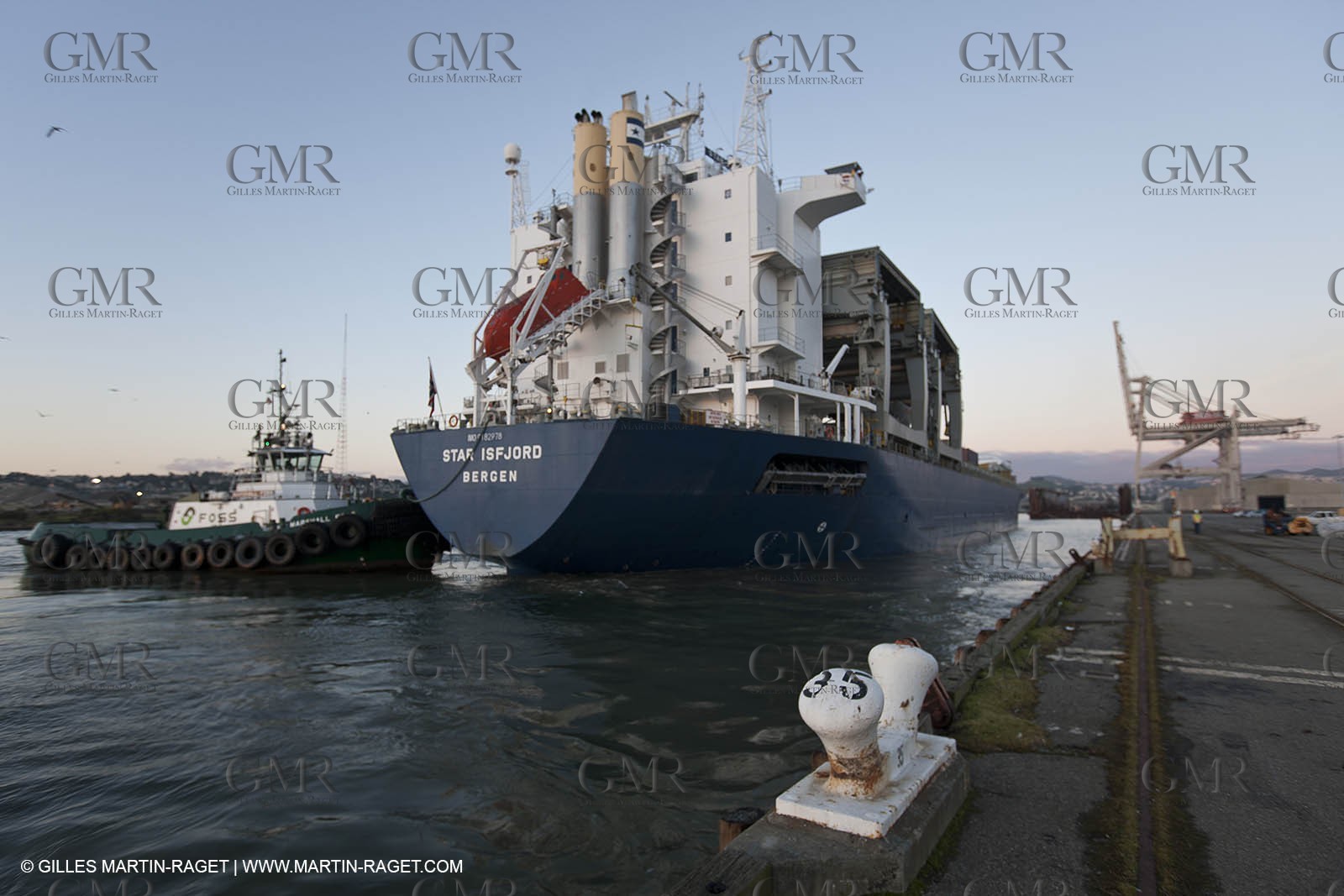 01 03 2011 - San Frnacisco (USA,CA) - Harbour operations - ship details - ship unloading - containers