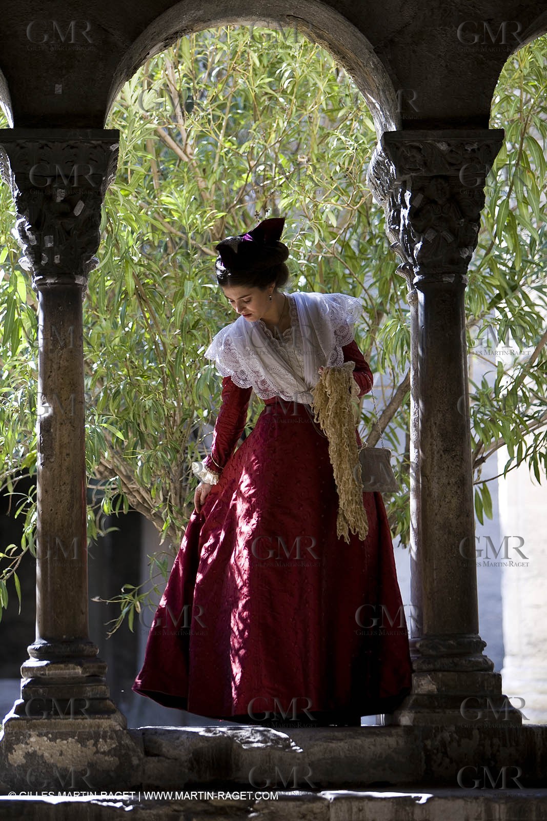 10 03 2007- Arles (FRA, 13) - Queen of arles and her assistants