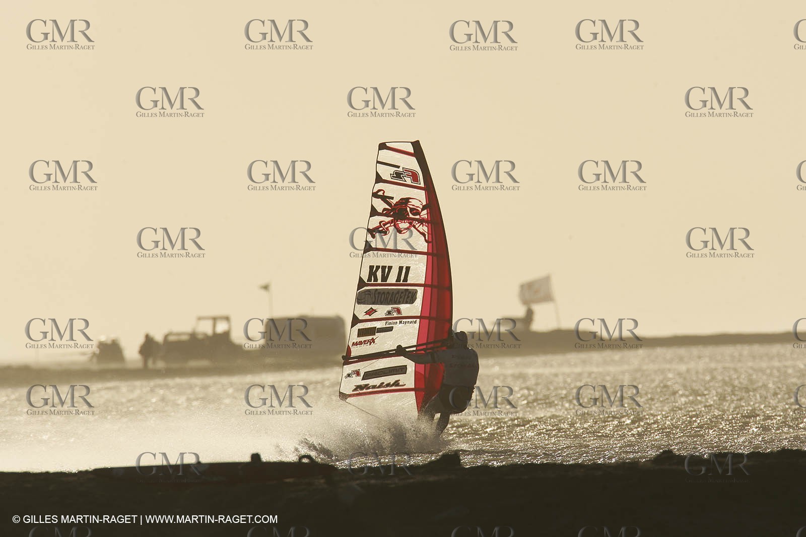 13 11 2004 - Les Saintes Maries de la mer (France) - Irish sailboarder Finian Maynard beat the overall sailing speed record with a run at 46,82 knts.