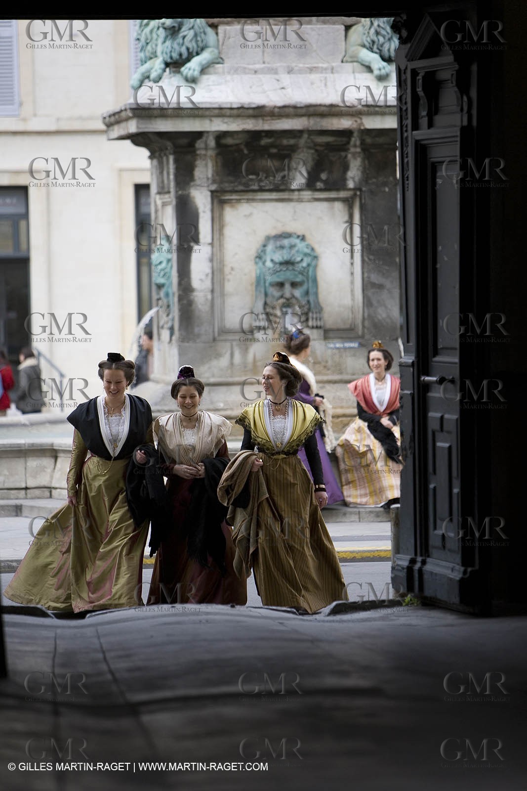 04 03 2007 - Arles - Queen of Arles and her assistants at cour de l'Archevêché