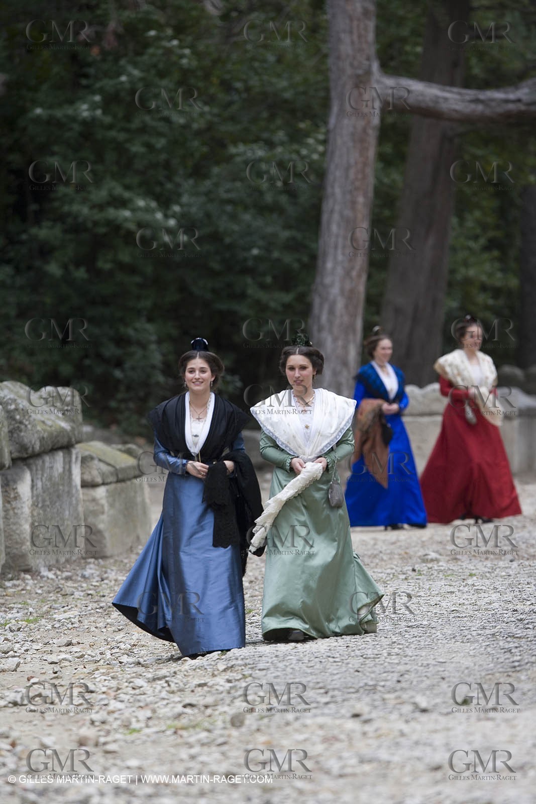 04 03 2007 - Arles - Queen of Arles and her assistants at Les Alyscamps monument