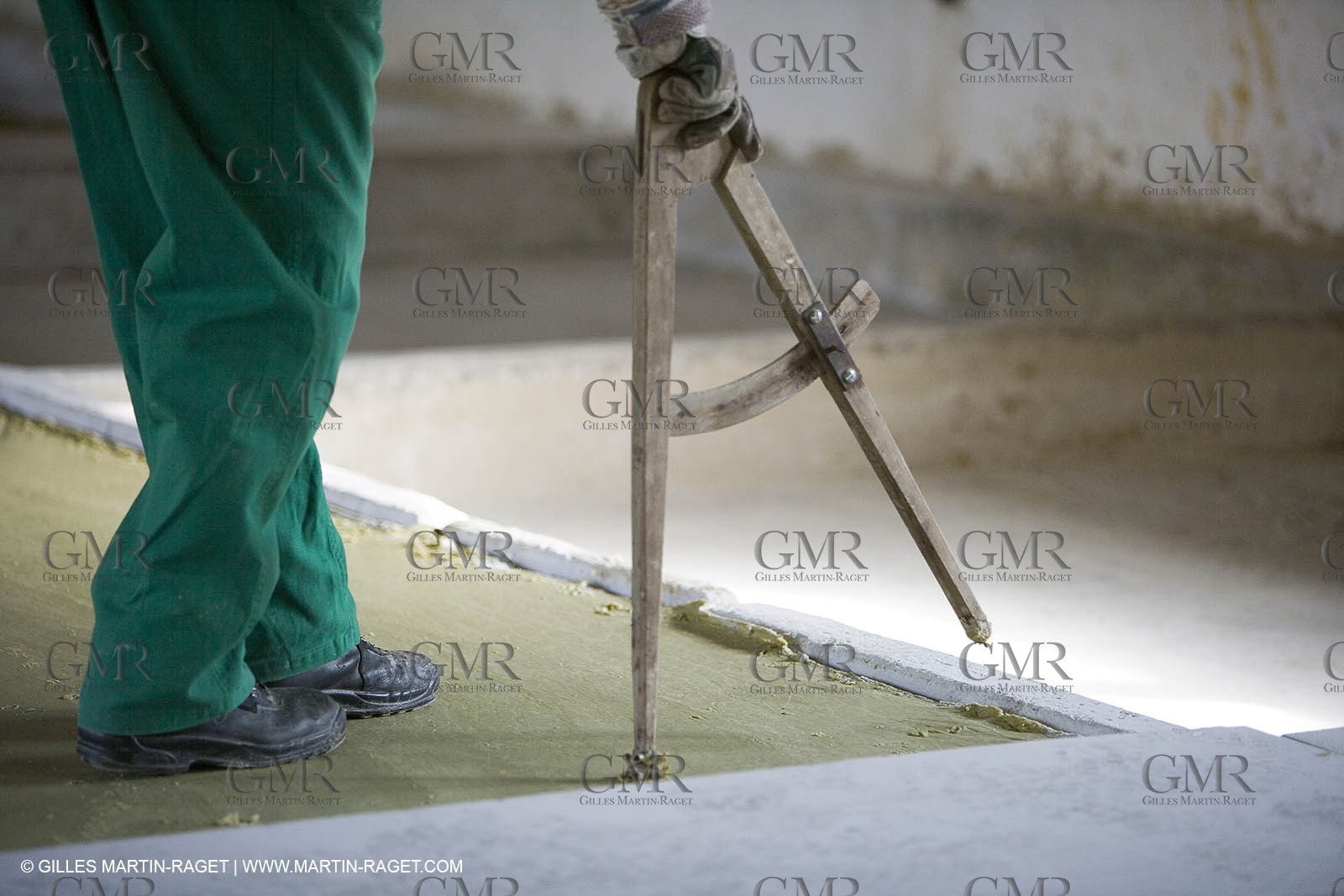 07 02 2007 - Salon de Provence - Fabrication traditionelle du savon de Marseille aux savonneries Marius Fabre - Découpe**07 02 2007 - Salon de Provence - Traditional soap of Marseille making at Marius Fabre soap maker - Cutting