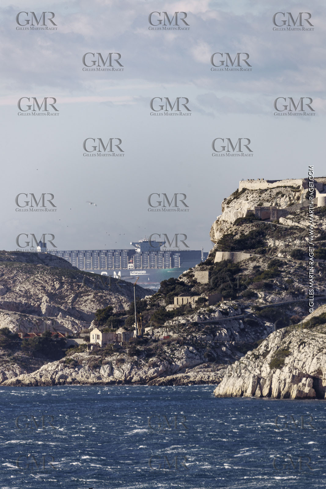 14 12 2023, Marseille (FRA), arrivée du Palais Royal, porte container armé par la CMA CGM, navire de 400 mètres de long, 67 mètres de large, qui transporte 23 000 conteneurs avec propulsion au GNL