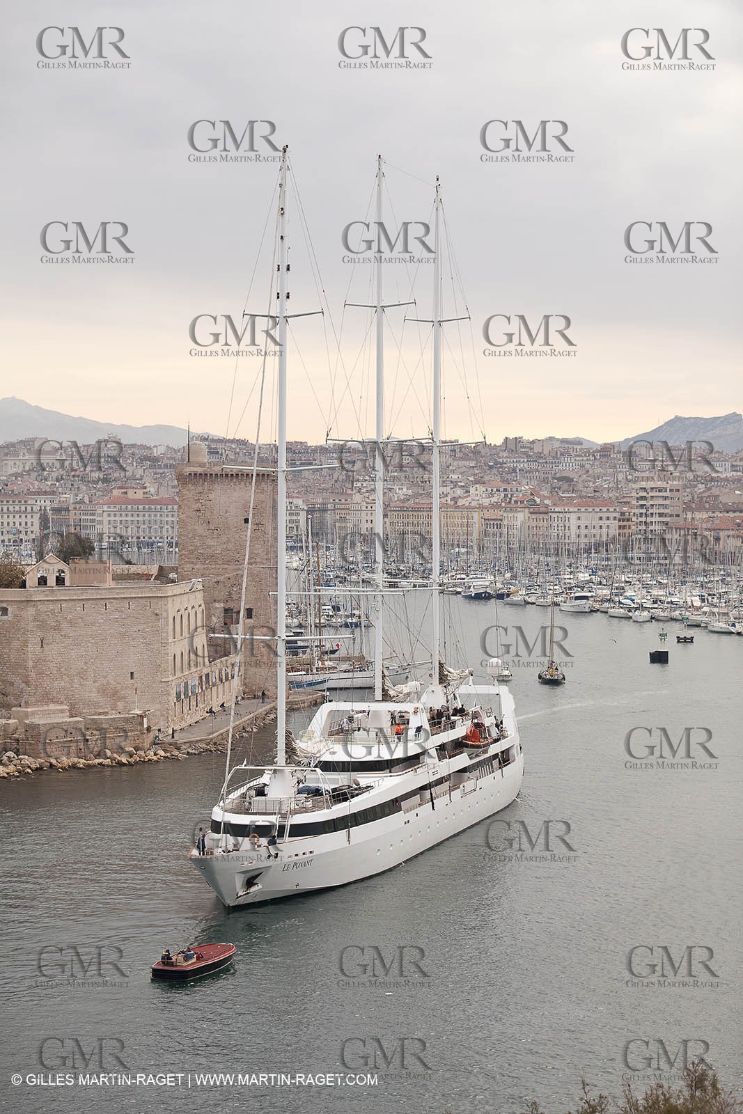 23 10 2010 - Marseille (FRA,13) - Le Ponant - Arrival in Marseille and entrance in the historical port