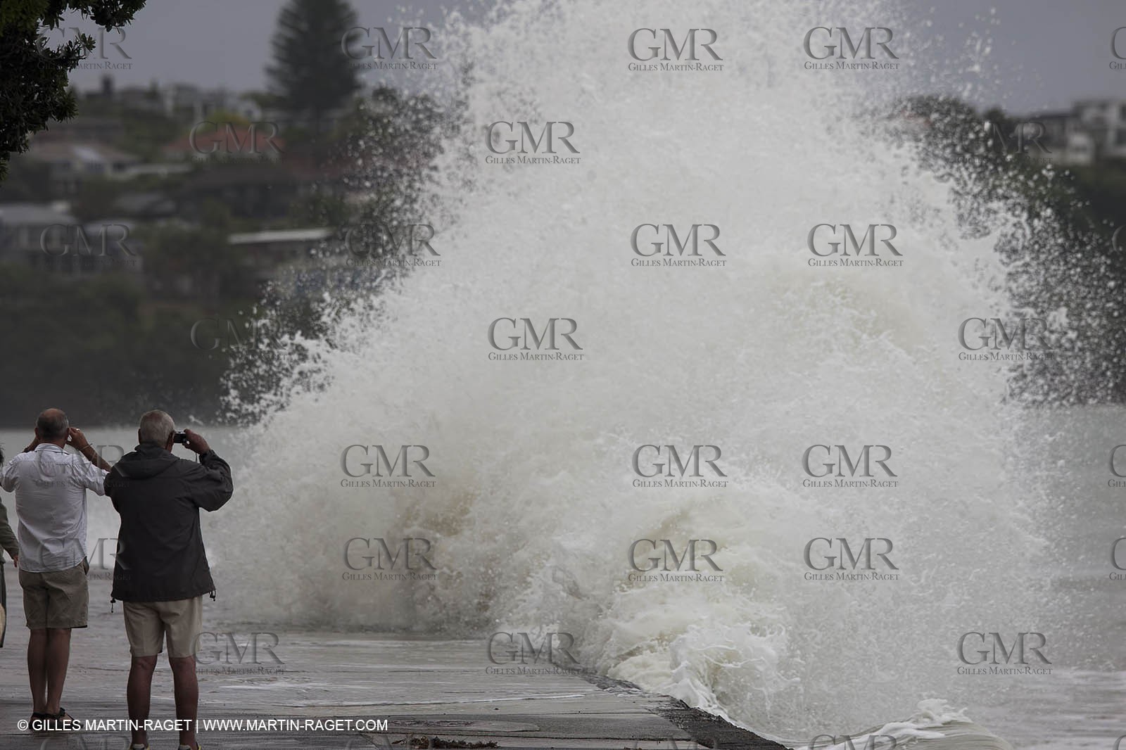 21 01 2011 - Auckland (NZL) - after storm waves at Takapuna
