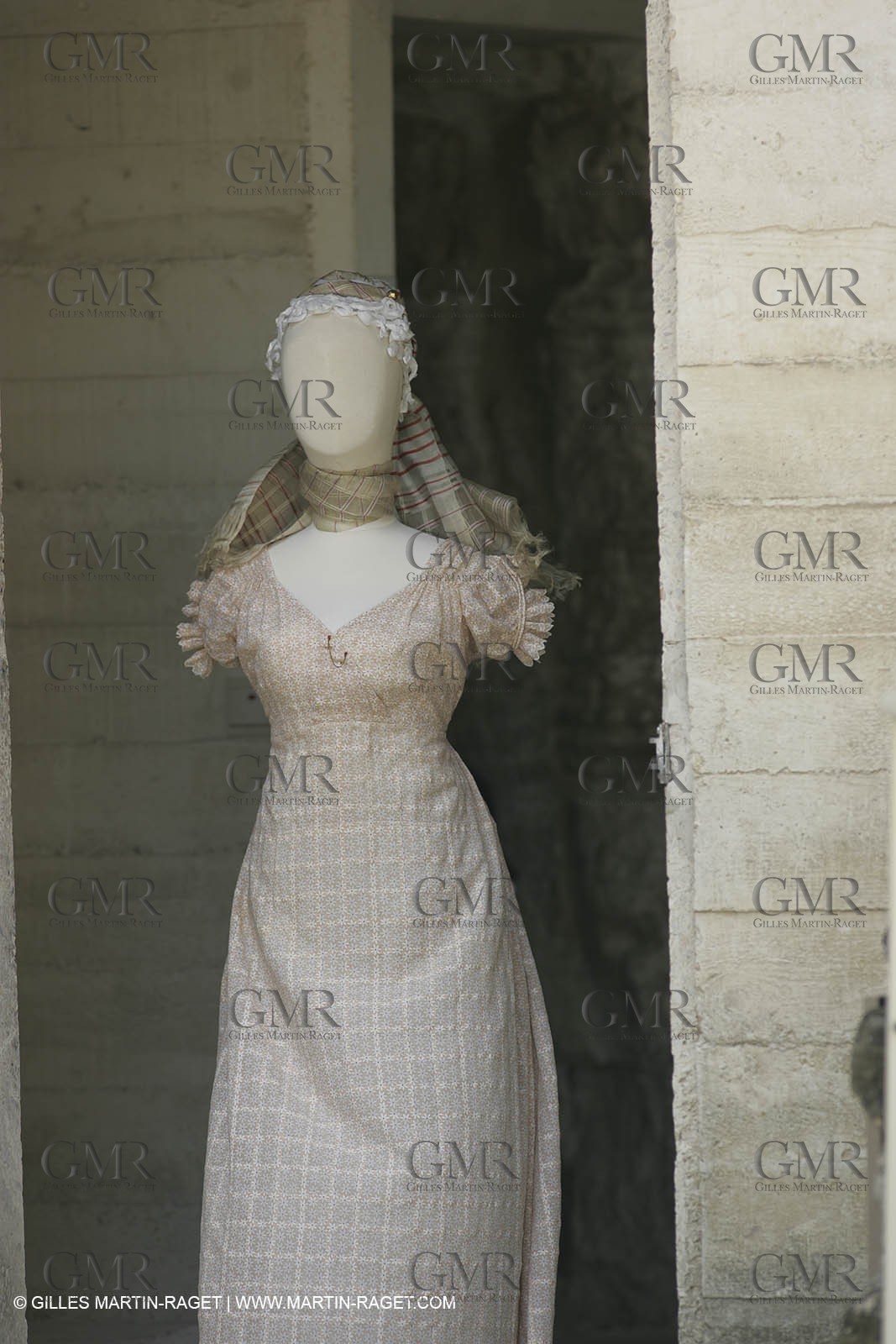 Mai 2004 - La Tour d'Aigues (FRA, 84) Costumes anciens pour l'exposition Femmes du Midi