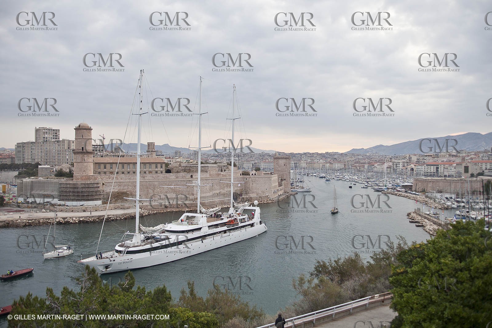 23 10 2010 - Marseille (FRA,13) - Le Ponant - Arrival in Marseille and entrance in the historical port