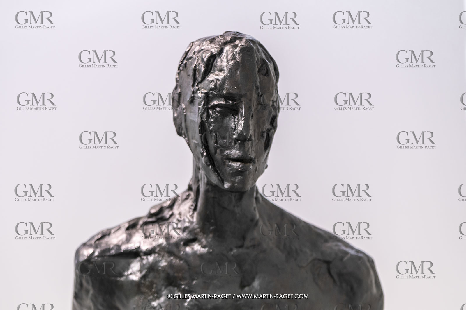 30 10 2023, Montpellier (FRA), oeuvre de Germaine Richier, Exposition Centre Pompidou - Musée Fabre 2023, Le Coureur 1955, Bronze patiné foncé, Fondeur : Susse, Paris, Hauteur totale : 205 cm, Terrasse : 13 x 54 x 94 cm, Fond national d'art contemporain, Paris, achat par commande à l'artiste en 1955