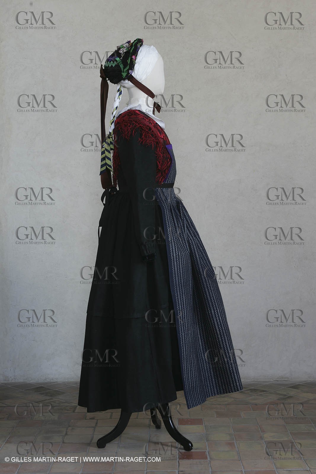 May 2004 - La Tour d'Aigues (FRA, 84) - Old costumes for women of the South exhibition