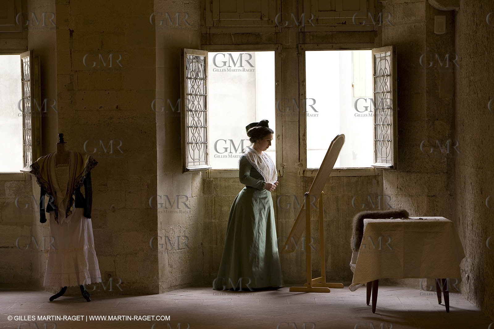 04 03 2007 - Arles - Queen of Arles and her assistants - winter costume trials