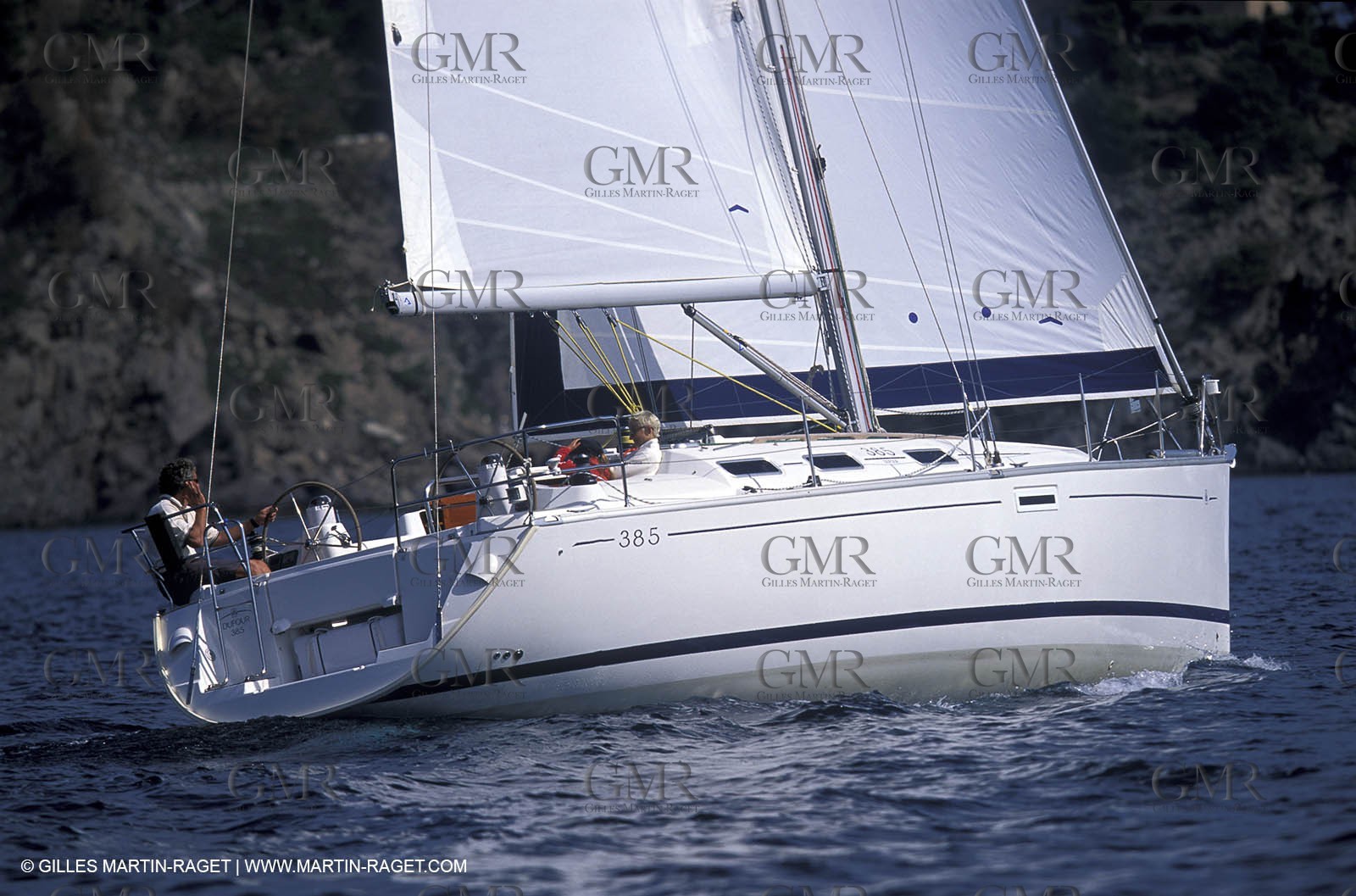 Crusing monohull sailing