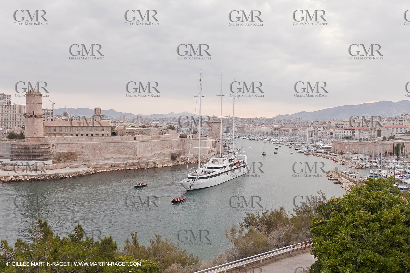 23 10 2010 - Marseille (FRA,13) - Le Ponant - Arrival in Marseille and entrance in the historical port