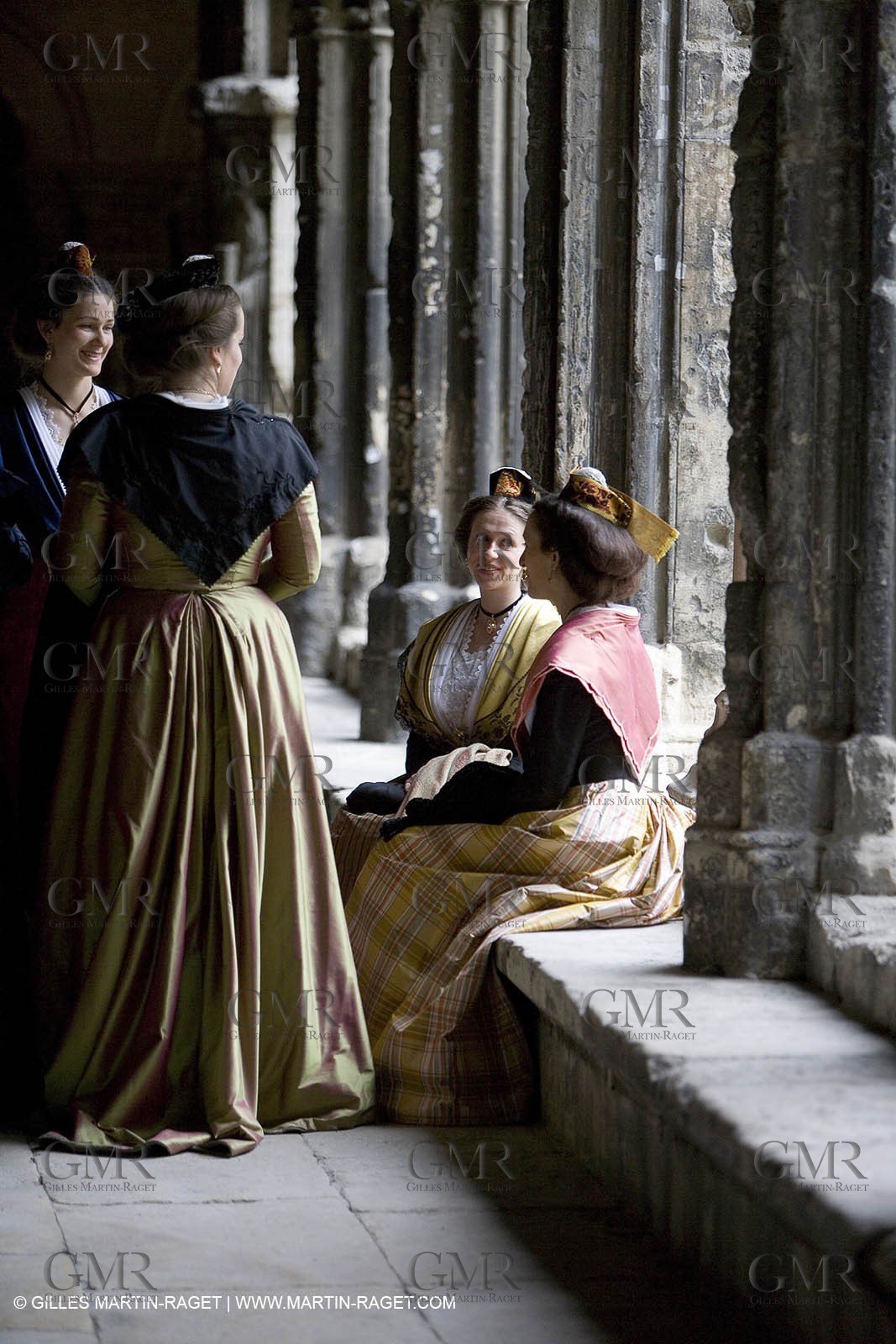 04 03 2007 - Arles - Queen of Arles and her assistants - winter costume trials