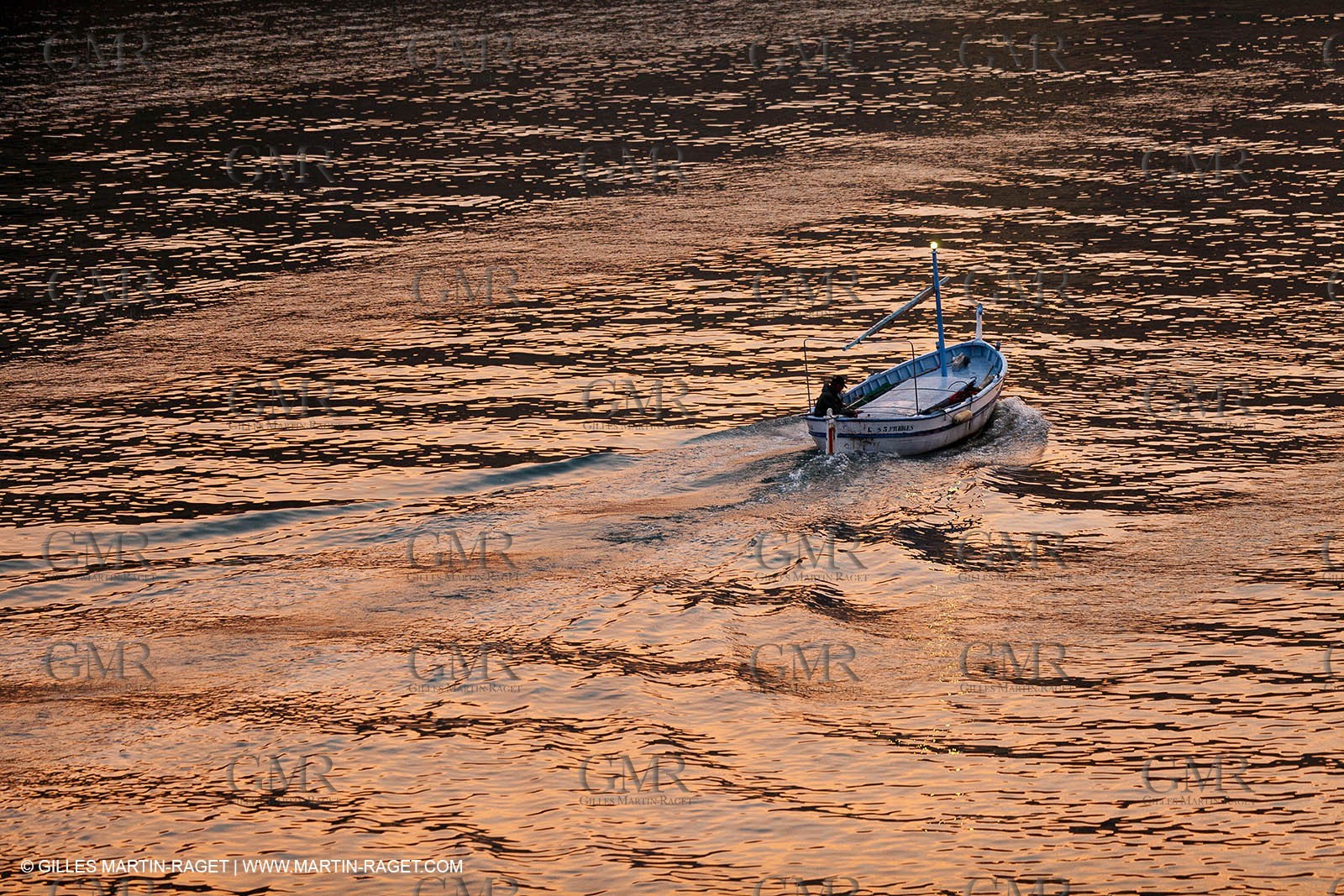 23 10 2010 - Marseille (FRA,13) - Le Ponant - Arrival in Marseille and entrance in the historical port