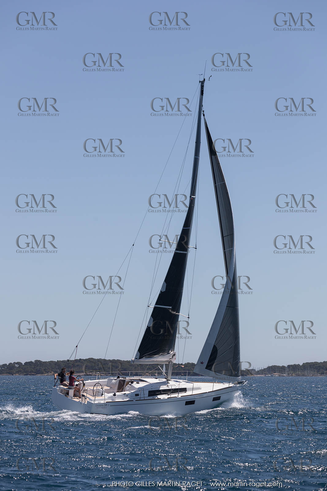 04 07 3017; Les EMbiez (FRA; 83) - Chantier Beneteau; Oceanis 38.1