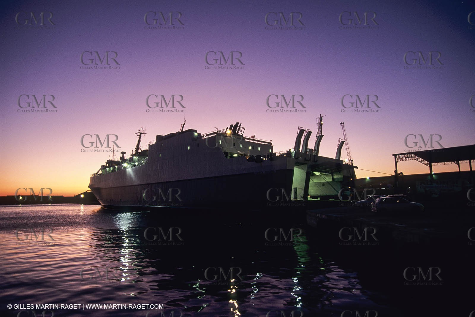 Monde maritime, opérations porturaires, ports, manoeuvres, marine world, harbour operations, maritime shipping,
