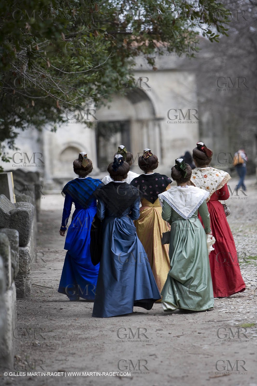 04 03 2007 - Arles - Queen of Arles and her assistants at Les Alyscamps monument