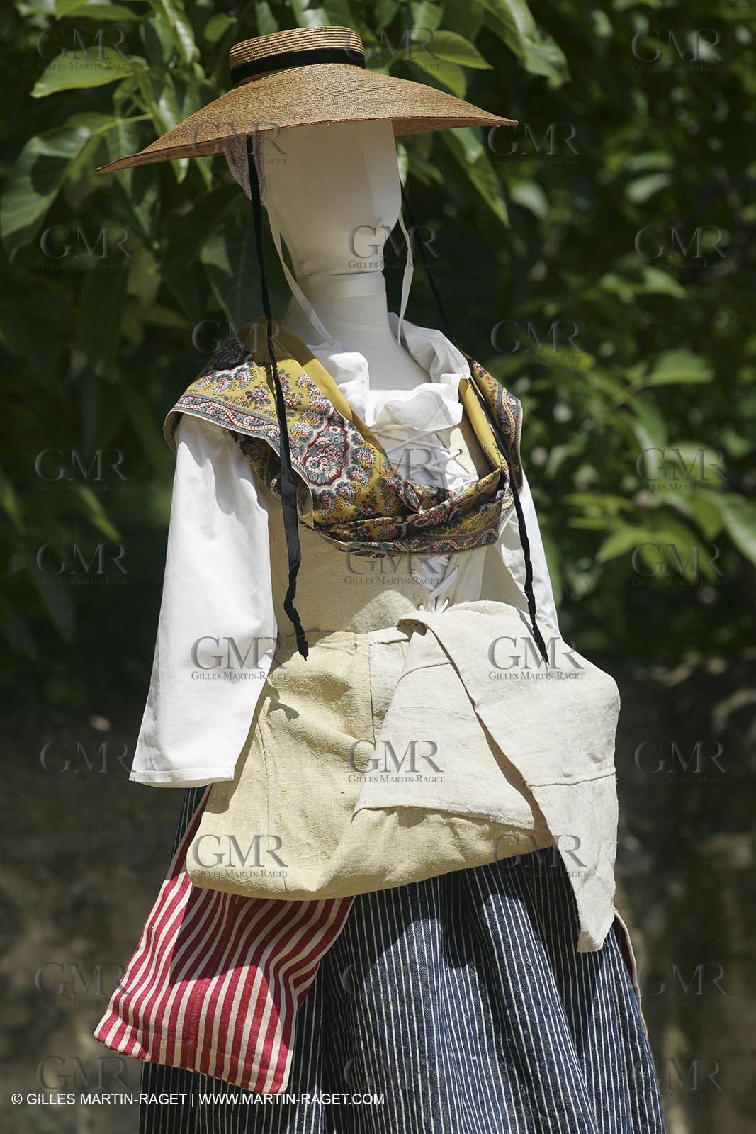 Mai 2004 - La Tour d'Aigues (FRA, 84) Costumes anciens pour l'exposition Femmes du Midi