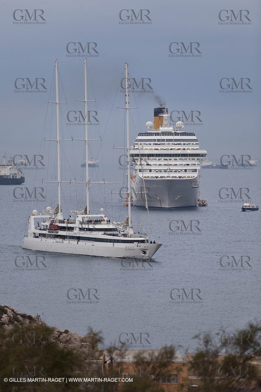 23 10 2010 - Marseille (FRA,13) - Le Ponant - Arrival in Marseille and entrance in the historical port