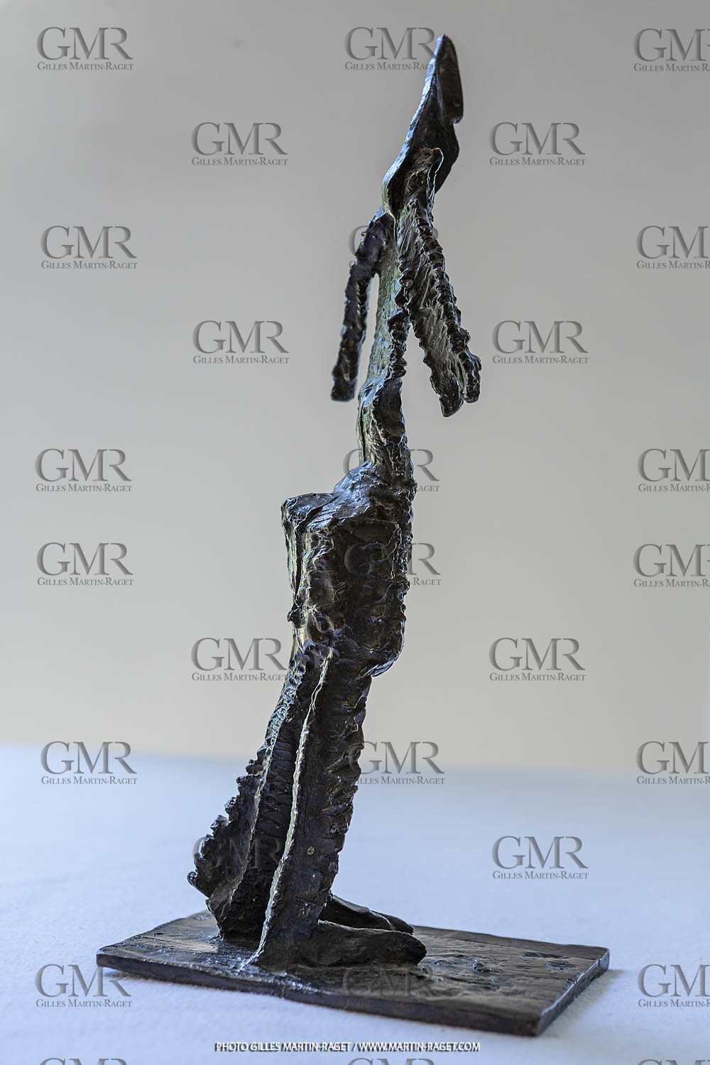12 07 2020, St Rémy de Provence (FRA,13), Oeuvre de Germaine Richier, Guerrier n° 15 1955, Bronze patiné foncé, Numéroté 3 8, Fondeur : C. Valsuani, Paris, 27 x 9 x 12,5 cm, Collection famille Germaine Richier
