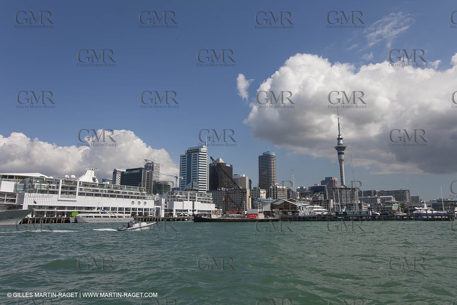 23 01 2009 - Auckland (NZL) -  Louis Vuitton Pacific Series - BMW ORACLE Racing-Tuning up onboard Emirates Team New Zealand yacht