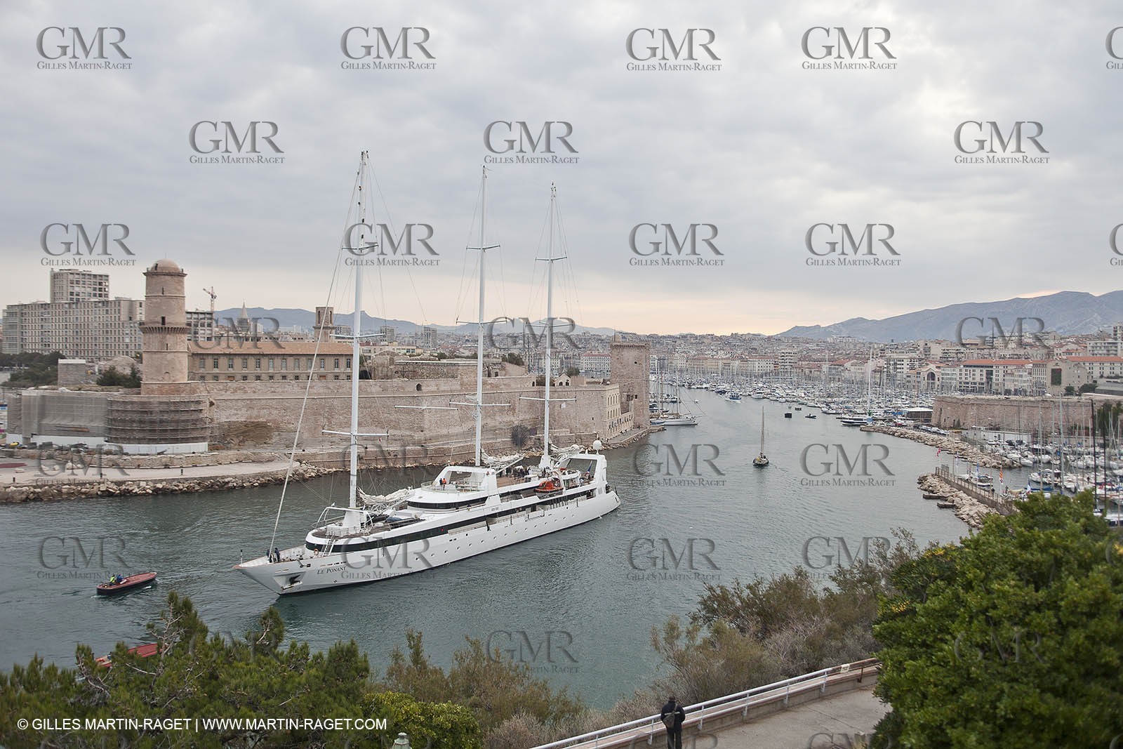 23 10 2010 - Marseille (FRA,13) - Le Ponant - Arrival in Marseille and entrance in the historical port