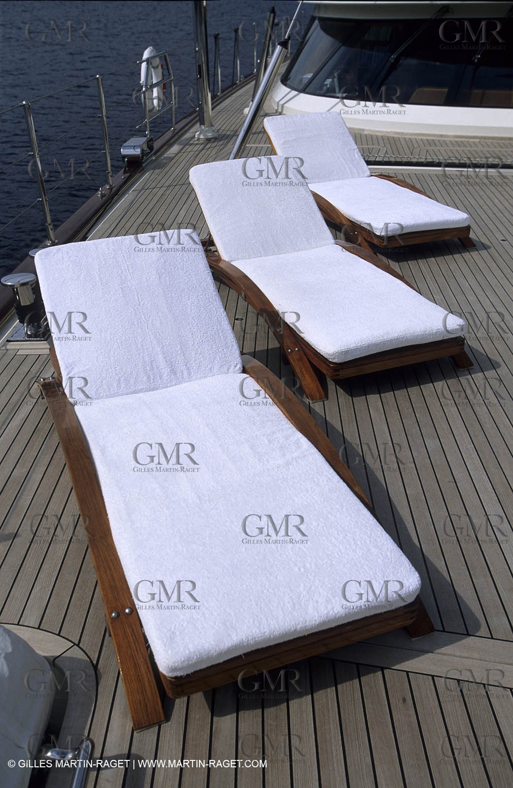 MotorYacht - Inside - Decks