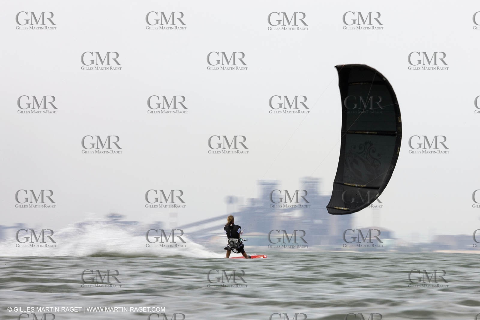 08 05 2008 - Port Saint Louis du Rhône (FRA, 13) - kite surfer Alexandre Caizergues training