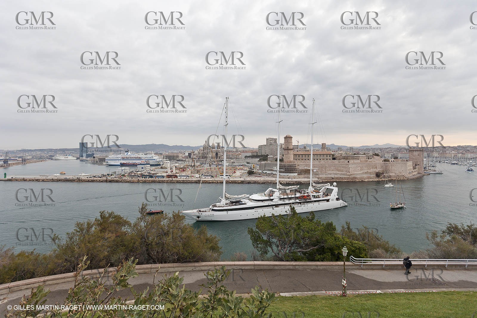 23 10 2010 - Marseille (FRA,13) - Le Ponant - Arrival in Marseille and entrance in the historical port