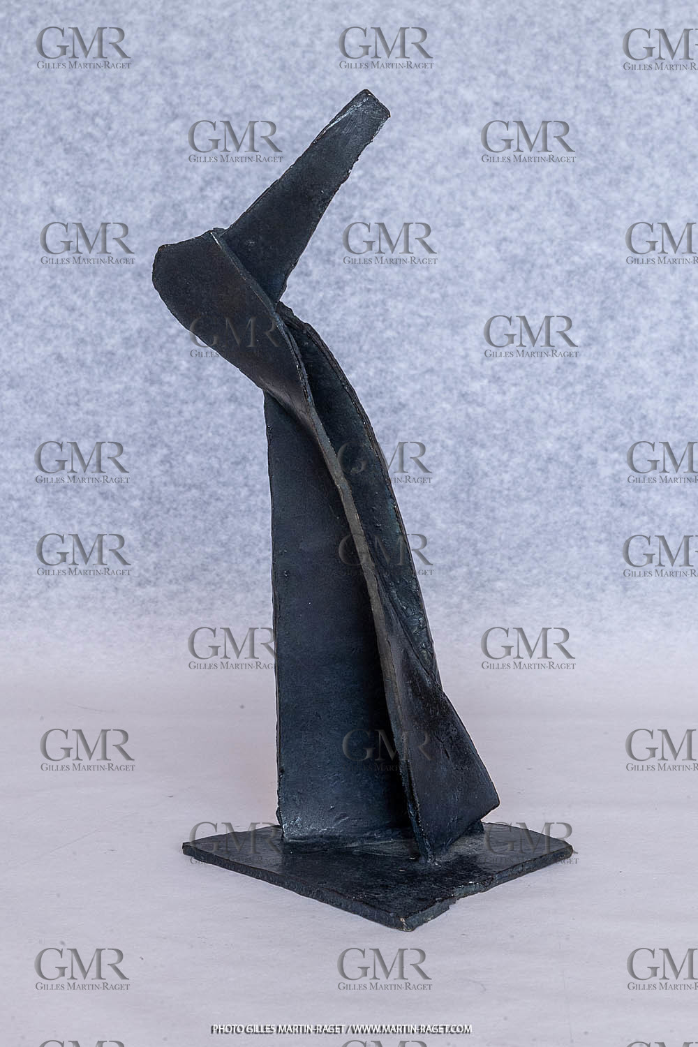 08 01 2023, Marseille (Fra,13), Oeuvre de Germaine Richier, Petit bronze n° 1 1956, bronze patiné foncé, Epreuve d'exposition, Fondeur : L. Tinot, Paris, 24,5 x 11,5 x 13,5 cm, collection particulière