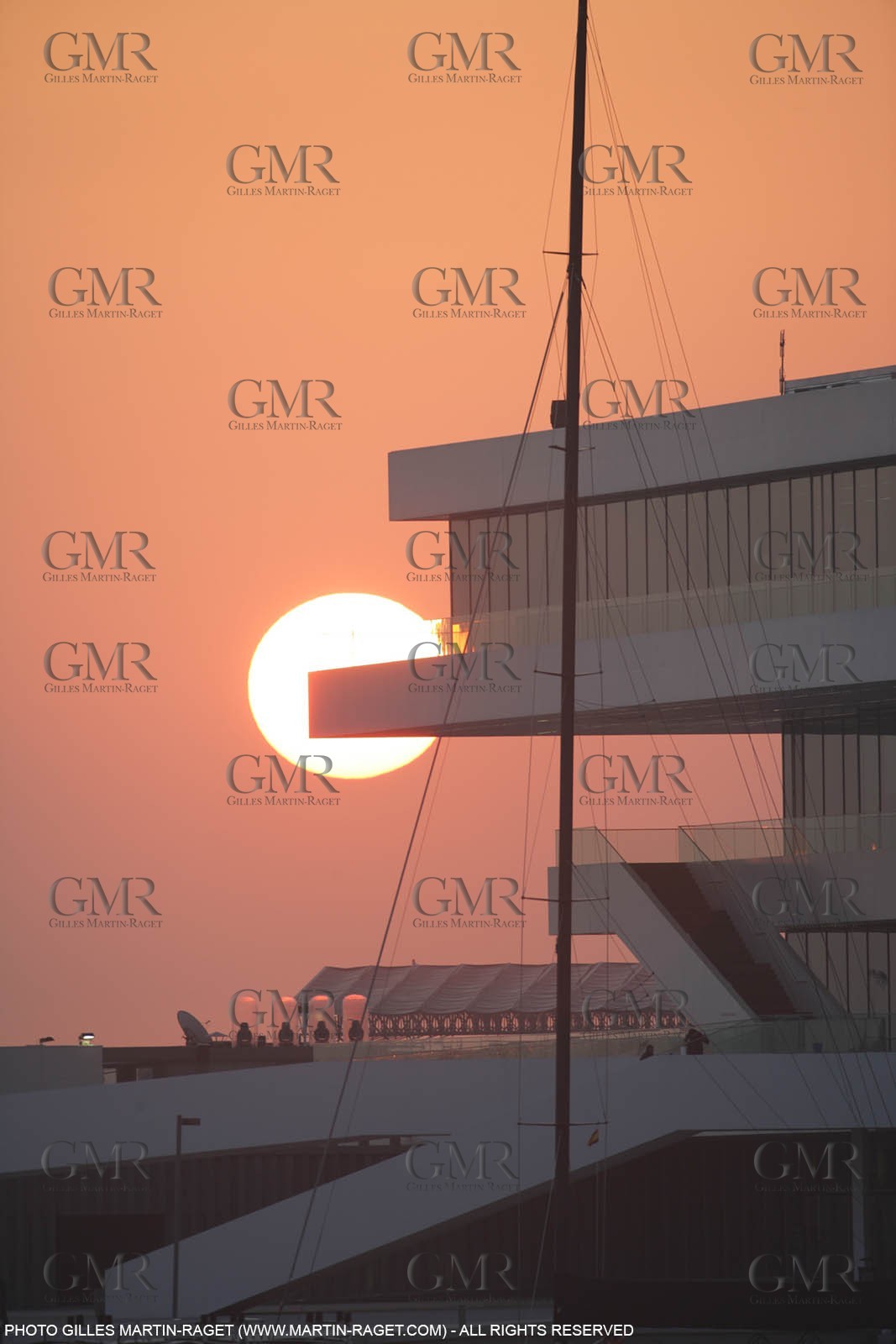 17 04 2007-Valencia (Spain)- 32nd America's Cup - Louis Vuitton Cup - RR1 - DAY 2 - BMW ORACLE Racing