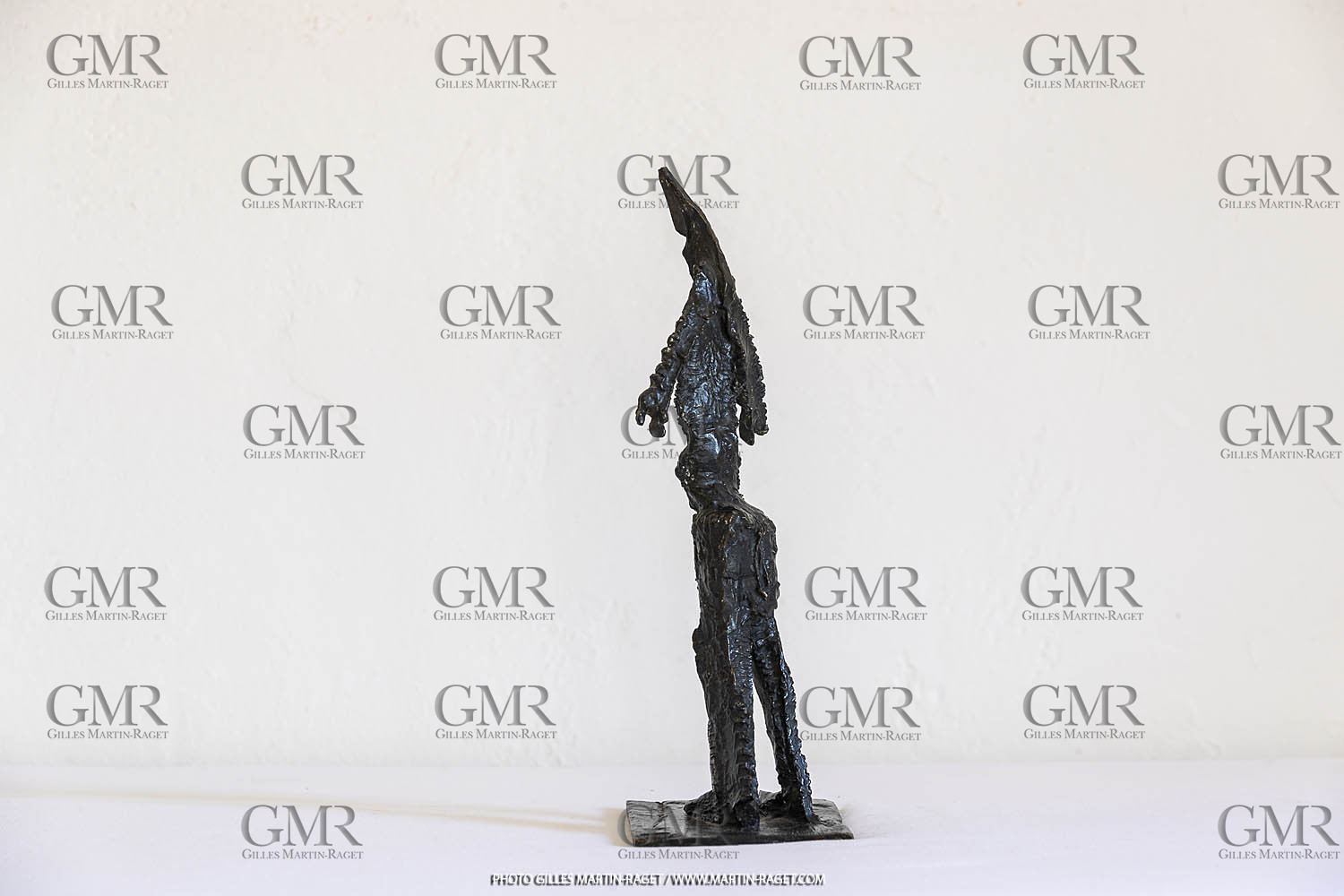 12 07 2020, St Rémy de Provence (FRA,13), Oeuvre de Germaine Richier, Guerrier n° 15 1955, Bronze patiné foncé, Numéroté 3 8, Fondeur : C. Valsuani, Paris, 27 x 9 x 12,5 cm, Collection famille Germaine Richier