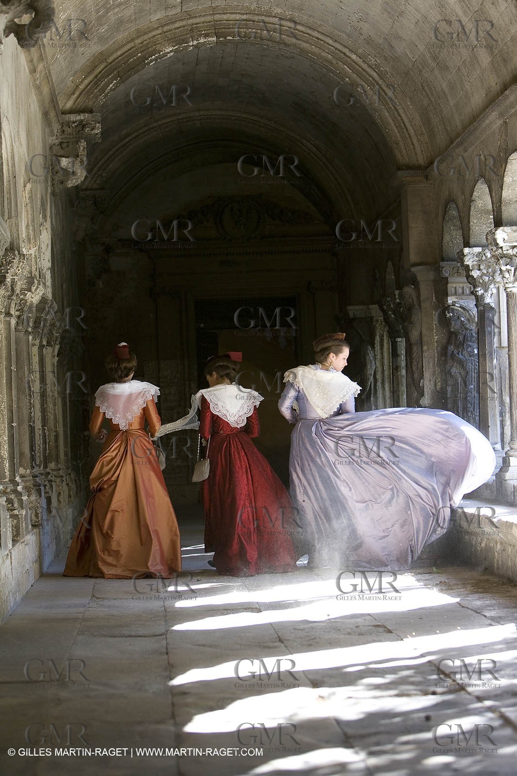 10 03 2007- Arles (FRA, 13) - Queen of arles and her assistants