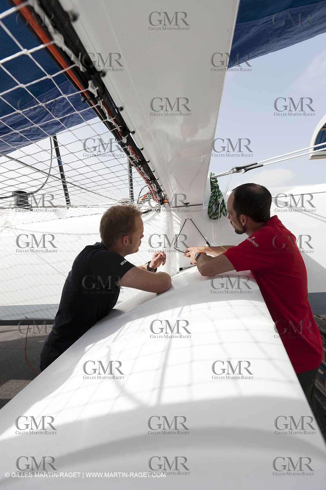 08 10 10 - St Sulpice (SUI) - Hydroptere.ch touches water