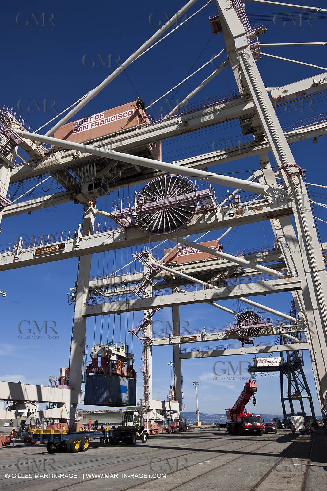 01 03 2011 - San Frnacisco (USA,CA) - Harbour operations - ship details - ship unloading - containers