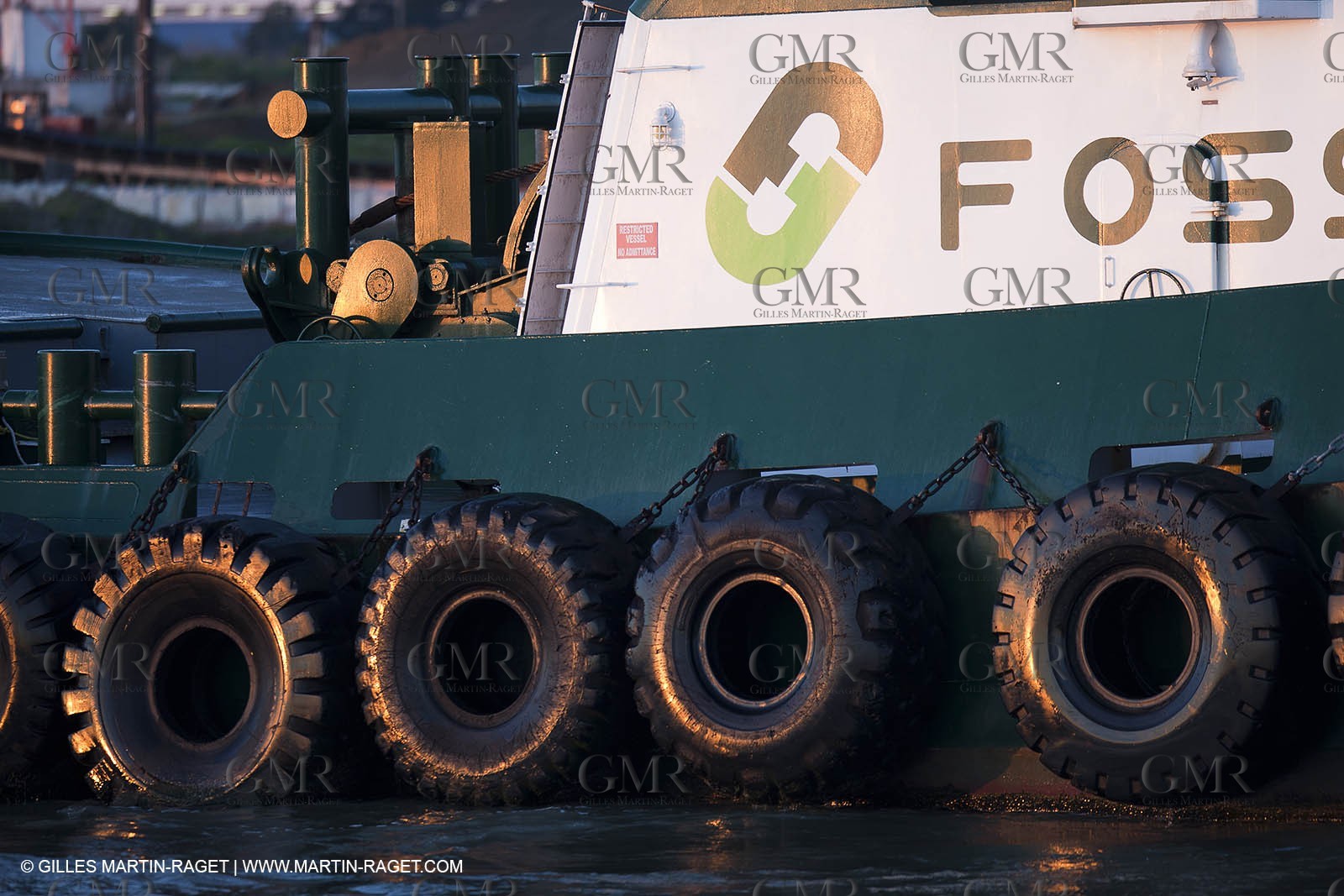 01 03 2011 - San Frnacisco (USA,CA) - Operations portuaires - détails de navires - déchargement de navire - containers