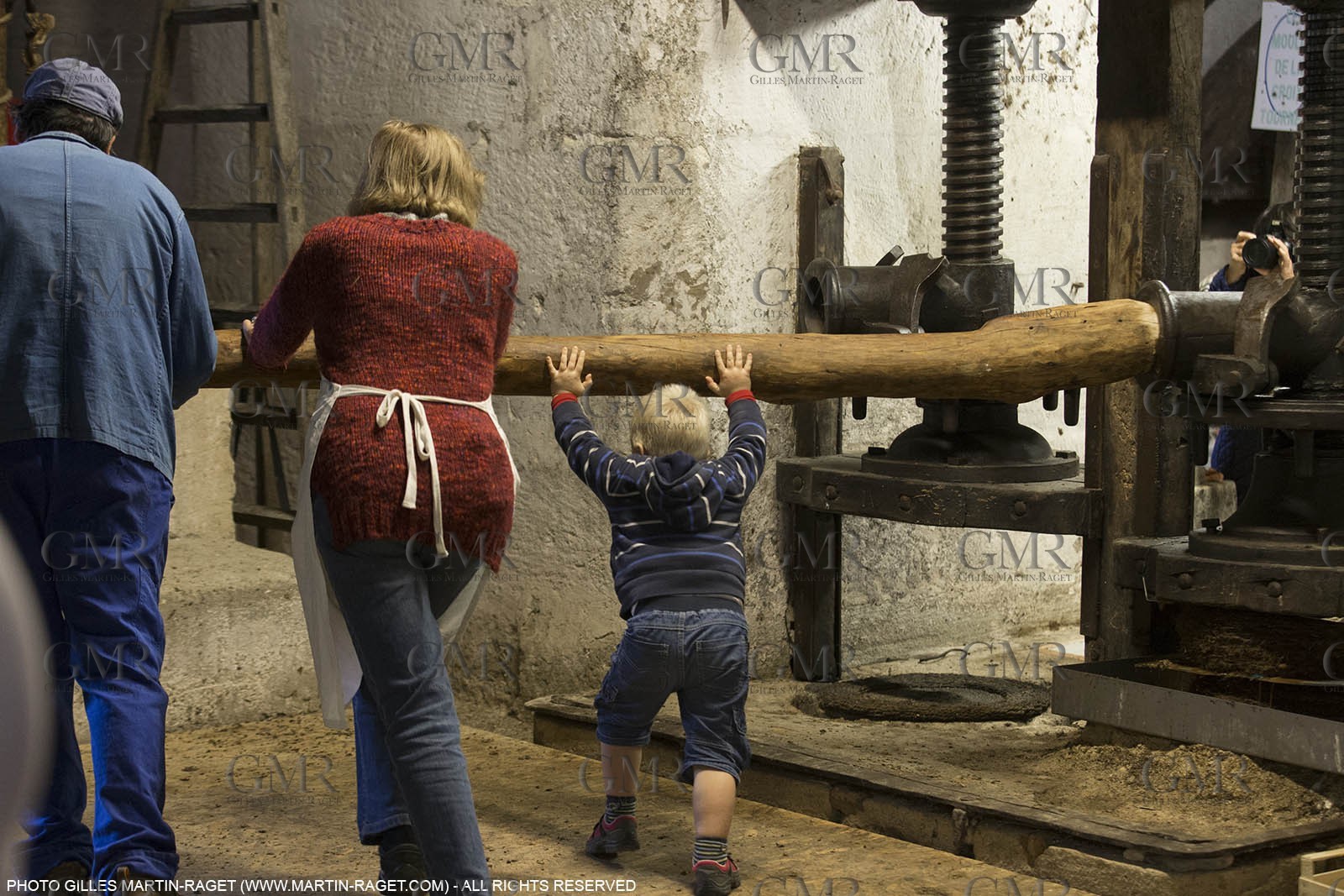 14 11 2015, Saint-Etienne du Grès (FRA,13), fabrication traditionelle de l'huile d'olive au moulin de la Croix