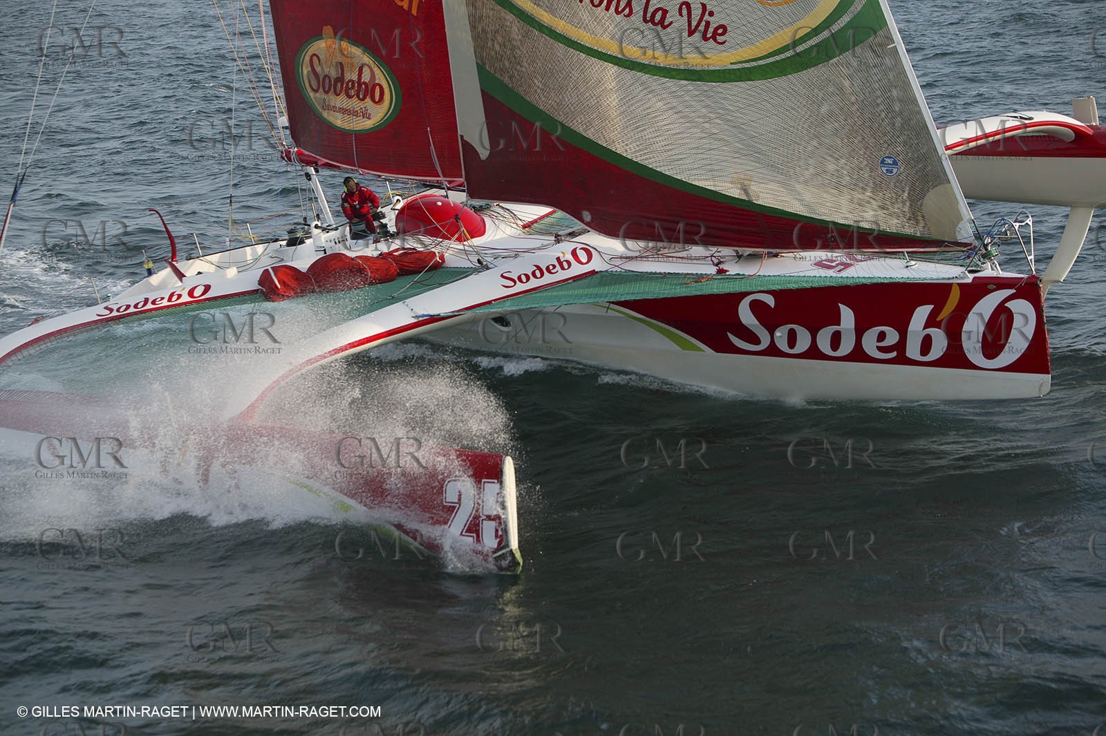 14 08 06 - Isle of Wight (UK) - Thomas Coville beat the round britain island sailing record onboard his 60 trimaran sodebo