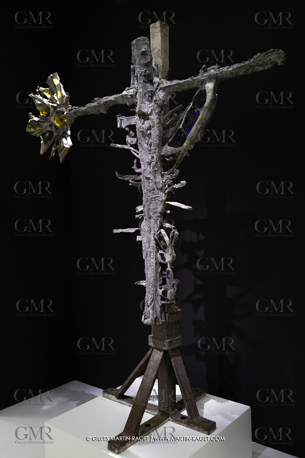 28 02 2023, Paris (FRA), oeuvre de Germaine Richier, Exposition Centre Pompidou - Musée Fabre 2023,  La Croix avec verres de couleurs 1953, Plomb avec verres colorés jaune et bleu, Pièce unique, 210 x 161,5 x 75 cm, Collection famille Germain Richier