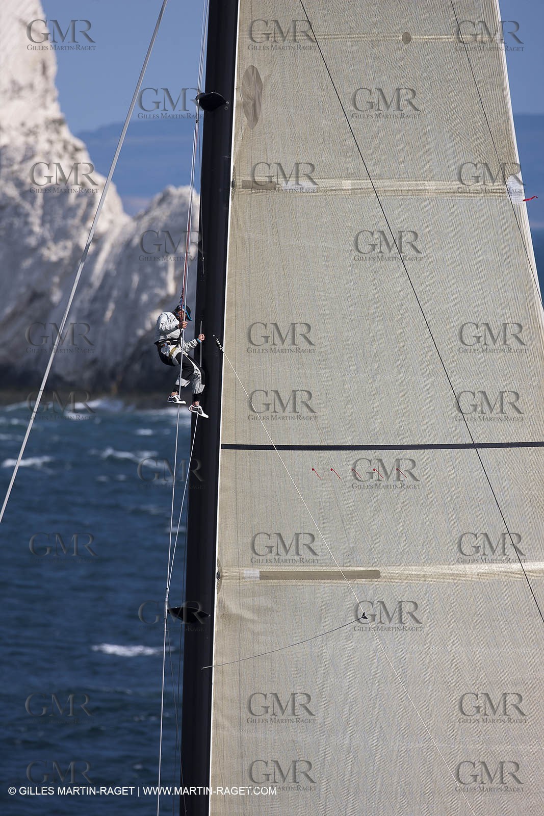 05 08 2010 - Cowes (UK, IOW) - The 1851 Cup -  BMW ORACLE Racing -  - Round The Island Race - Rounding the Needles.