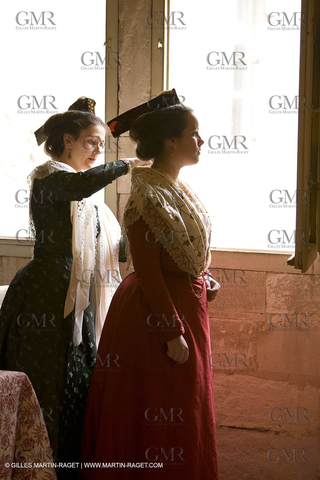 04 03 2007 - Arles - Queen of Arles and her assistants - winter costume trials