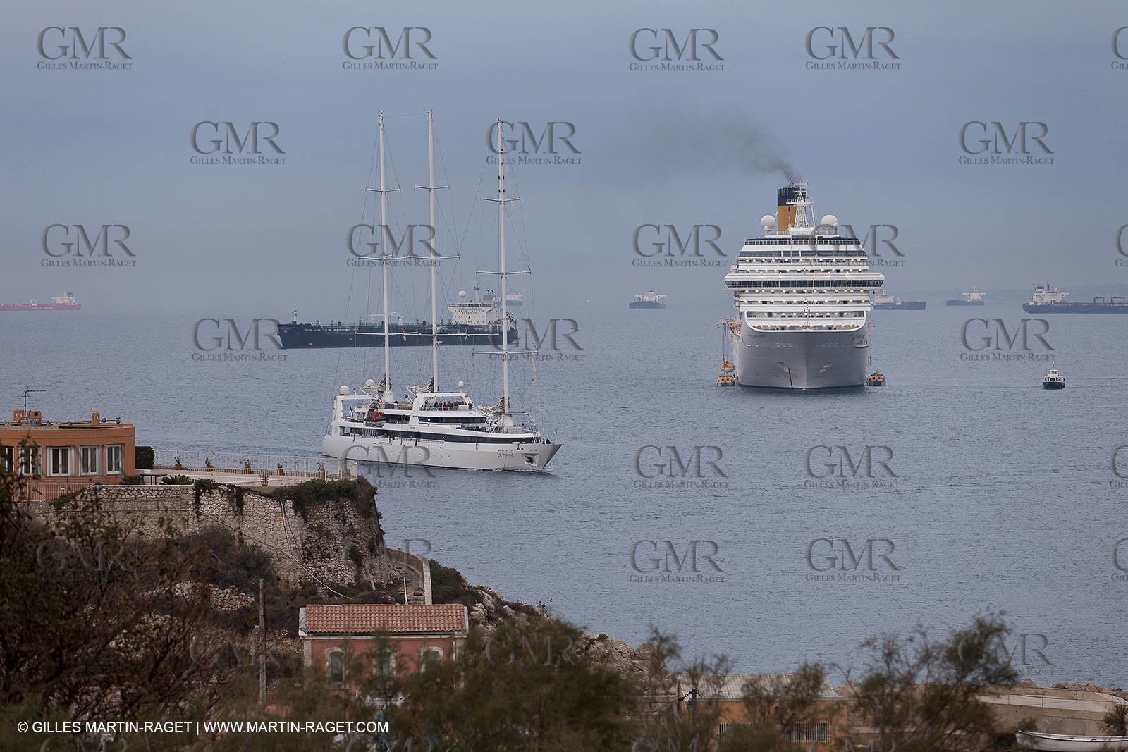 23 10 2010 - Marseille (FRA,13) - Le Ponant - Arrival in Marseille and entrance in the historical port