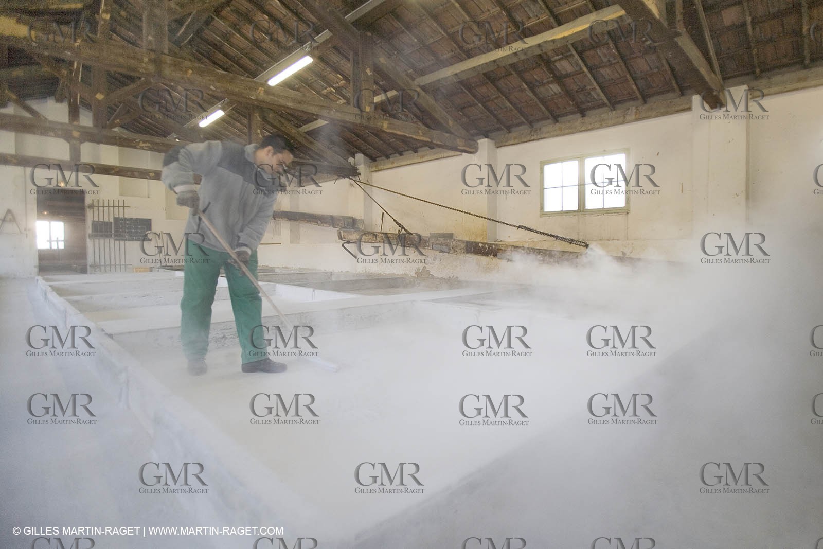 01 02 2007 - Salon de Provence - Fabrication traditionelle du savon de Marseille aux savonneries Marius Fabre - Préparation des bacs avec du talc**01 02 2007 - Salon de Provence - Traditional soap of Marseille making at Marius Fabre soap maker - Tank preparation with talc