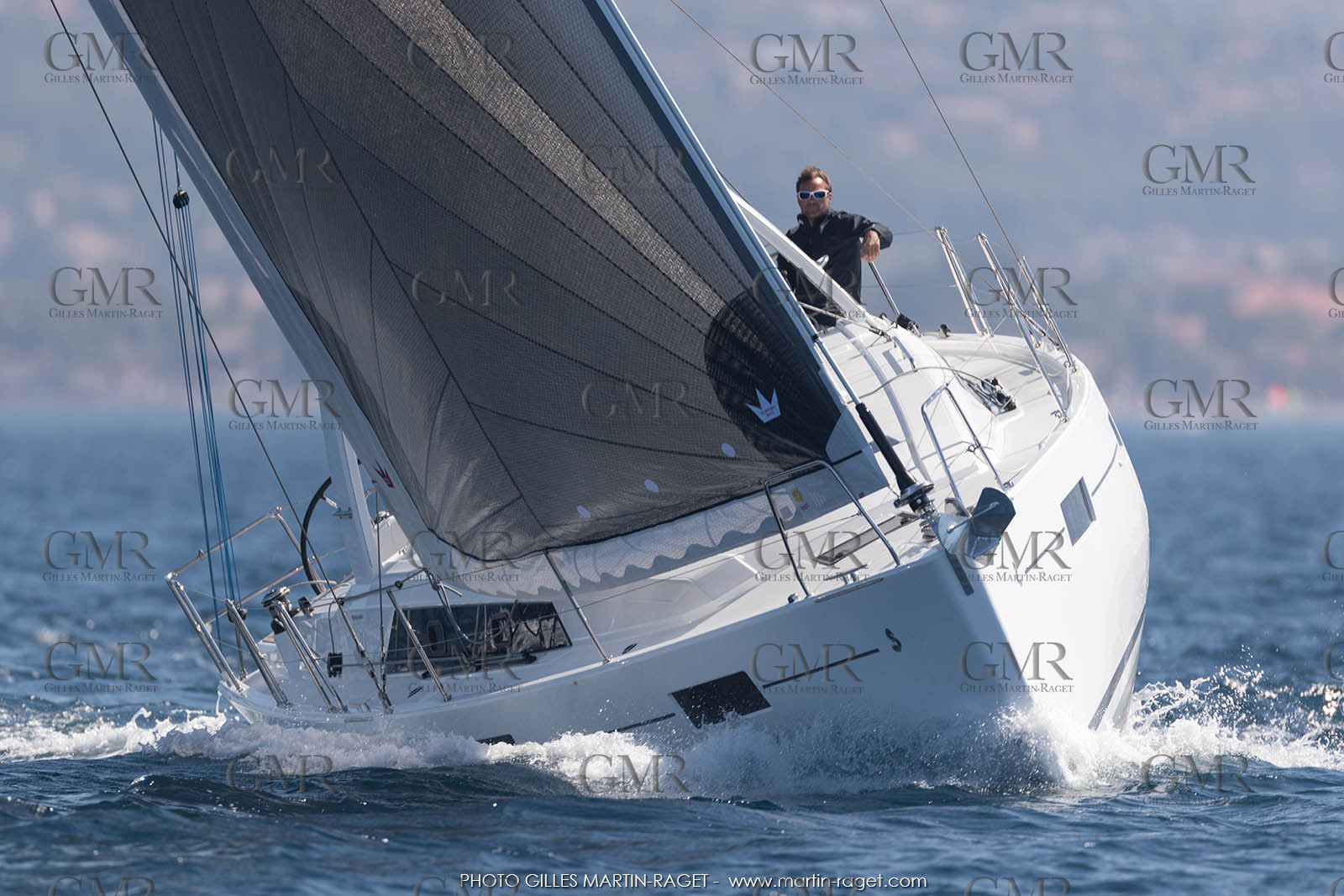 04 07 3017; Les EMbiez (FRA; 83) - Chantier Beneteau; Oceanis 41.1