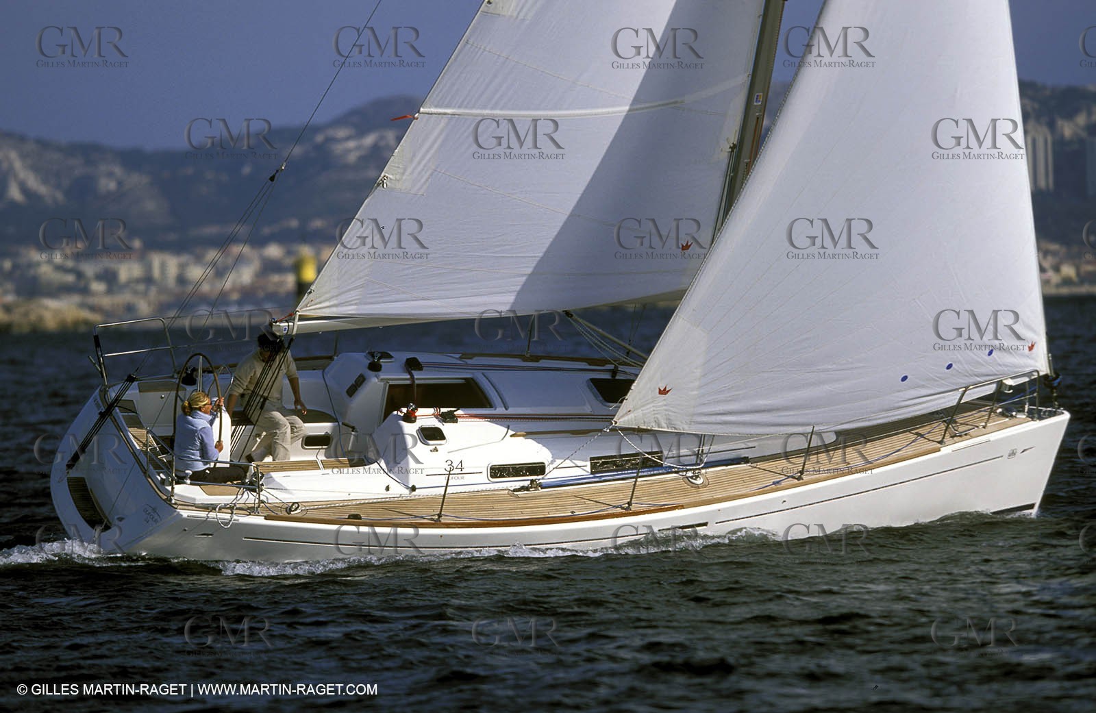 Crusing monohull sailing