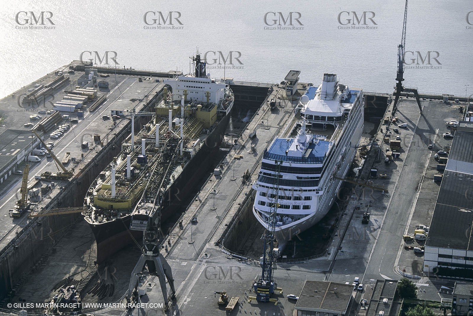 Monde maritime, opérations porturaires, ports, manoeuvres, marine world, harbour operations, maritime shipping,